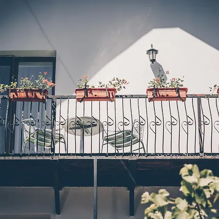 Sara Guest house